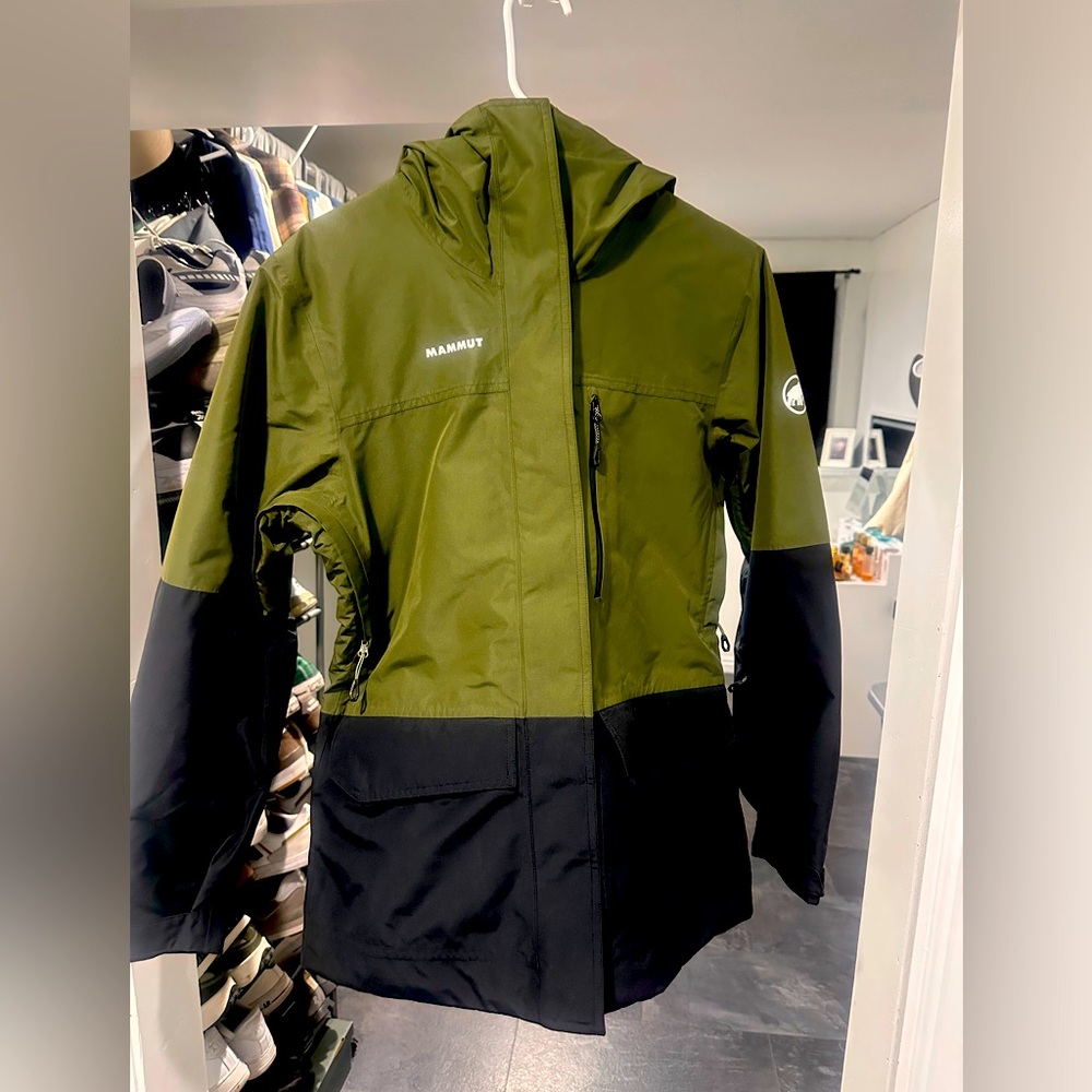 Mammut Women’s small snowboarding jacket. Waterproof resistant.